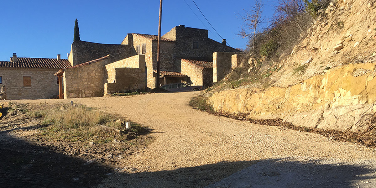 L'arrivée à nos chambres d'hôtes par l'arrière du mas d Issoire.