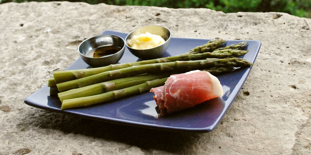 Green asparagus and raw ham