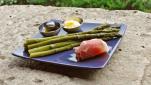 The host table of the Mas d'Issoire: Asparagus and raw ham