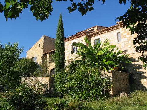 The facade of the guest rooms of the Mas d'Issoire