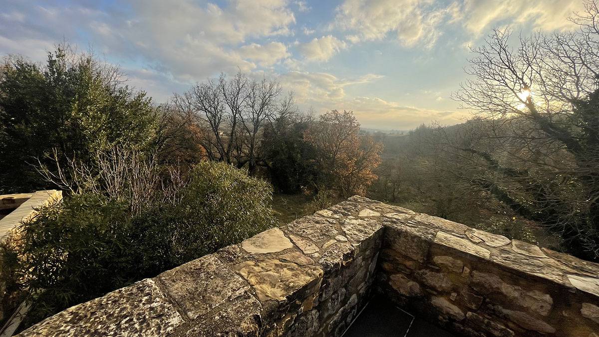 Les chambres d'hôtes du mas d’ Issoire: La vue de la terrasse de la  troisième chambre